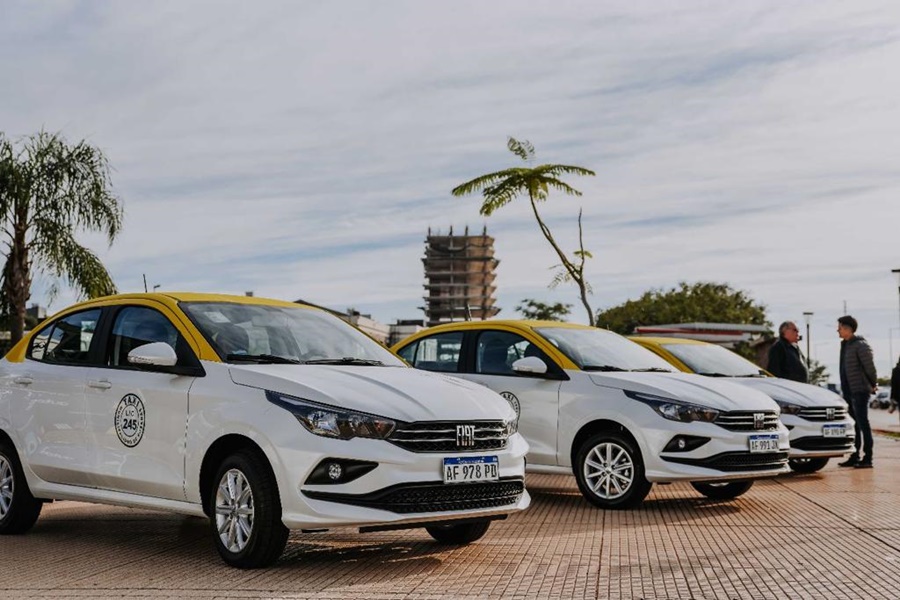 Misiones: El Gobierno Provincial entregó los primeros automóviles del Programa Ahora Taxi en la Cascada de la Costanera de Posadas