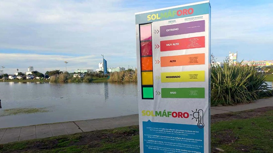 Concientización: Un "Solmáforo", instalado en Punta Mogotes, avisa el índice de radiación para cuidarse de rayos UV