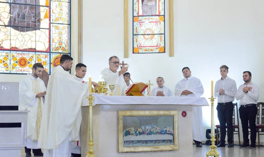Posadas: En el marco del Jueves Santo, hubo una misa popular de las Misiones, que fue celebrada en la Catedral y con la participación especial del reconocido artista Zamba Quipildor