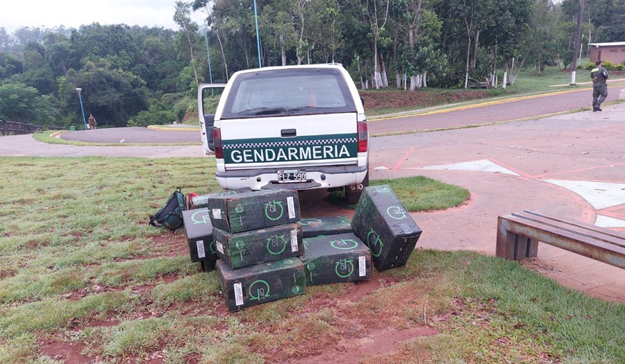 Misiones: En un patrullaje sobre caminos terrados, distante en los límite internacional fronterizo, Gendarmería Nacional incautó 4500 paquetes de cigarrillos de origen y procedencia extranjera