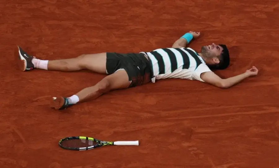 Tenis: Carlos Alcaraz dio vuelta una final histórica contra Jannik Sinner y se consagró campeón de Roland Garros
