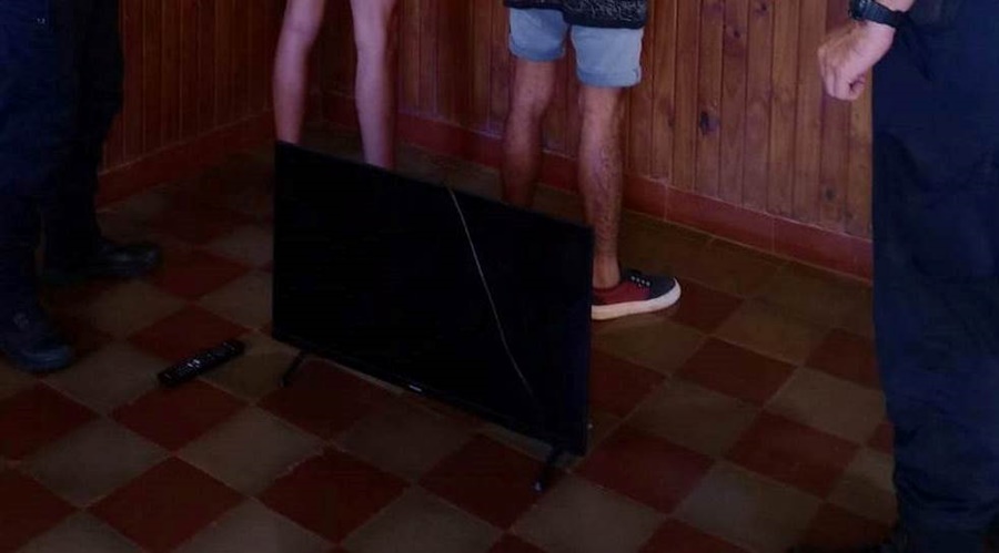 Azara: Dos jóvenes fueron detenidos por sustraer y luego vender un televisor, el cual fue recuperado