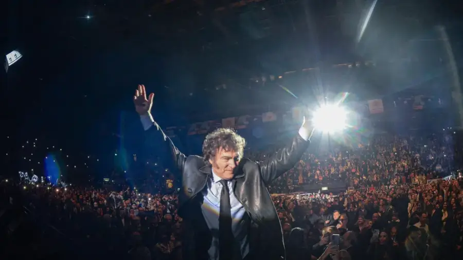 Tras cantar en el inicio de la presentación de su libro y con elogios a Caputo, Javier Milei habló en el Luna Park: “El problema sigue siendo el maldito Estado”