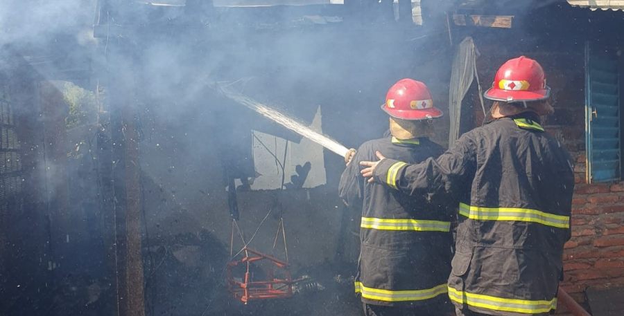 Jornada de intenso trabajo de Bomberos de la Policía de Misiones: Daños en viviendas, dos personas lesionadas y quema de malezas