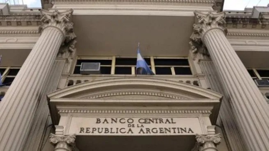 Mercado cambiario: El BCRA vendió reservas por cuarta jornada seguida y acumuló una sangría semanal de casi 230 millones de dólares