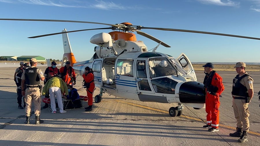 Emergencia en alta mar: Prefectura Naval Argentina evacuó al tripulante de un pesquero