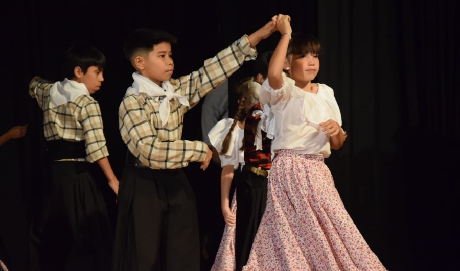 Posadas: La Escuela Municipal de Danzas celebró su 65° aniversario con una gala inolvidable, en el Auditorio del Instituto Superior Antonio Ruiz de Montoya para celebrar la rica tradición cultural y el talento de los estudiantes