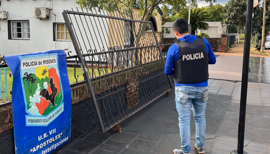 Apóstoles: La Policía de Misiones detuvo a un individuo de 26 años quien sería el presunto autor de un ilícito, habría sustraído un portón metálico corredizo