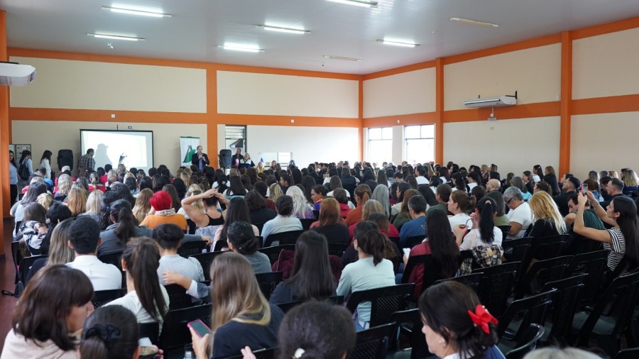 "Aula Llena Futuro Asegurado": Con un lleno total, el Municipio de Apóstoles organizó una charla para la capacitación docente
