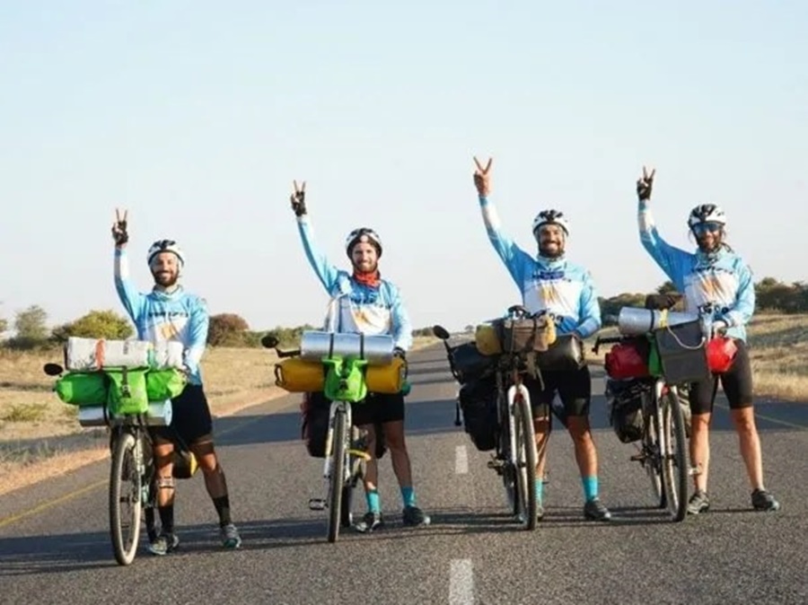 Gran hazaña: Llegaron a Qatar los argentinos que recorrieron más de 10.000 kilómetros en bicicleta