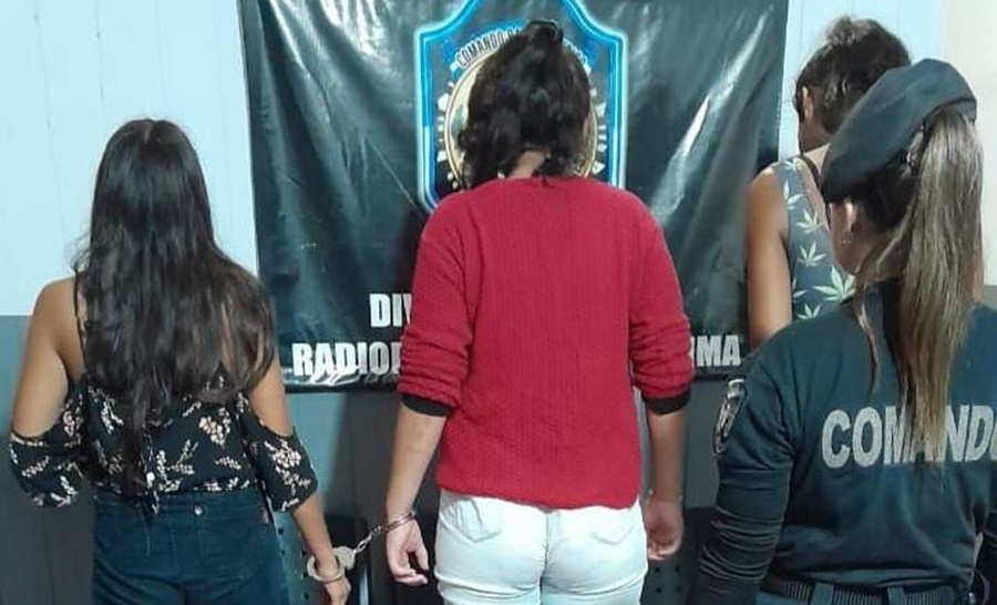 Posadas: Arrestaron a un trío de bandidas, una de 18 años y las otras dos de 20 años, quienes habían asaltado a un hombre de 57 para robarle su celular a punta de cuchillo y un hierro afilado