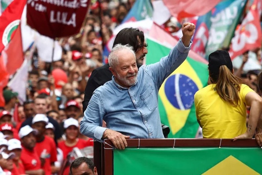 Con una vasta operación policial, una gran fiesta y sin la presencia de Bolsonaro, Lula asume por tercera vez como Presidente de Brasil