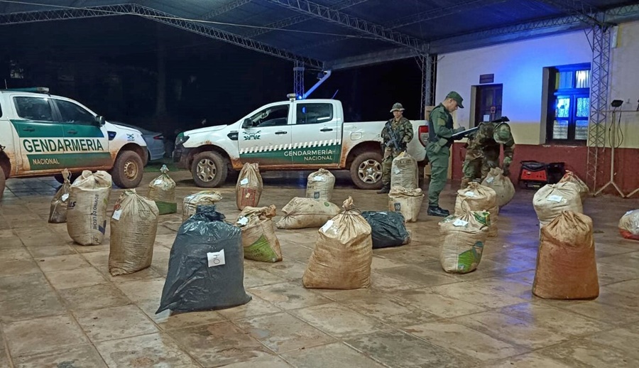 Fueron sorprendidos mientras arrojaban millonario cargamento de marihuana desde una canoa, la embarcación zarpó hacia costas paraguayas luego de recibir la voz de alto por parte de Gendarmería Nacional