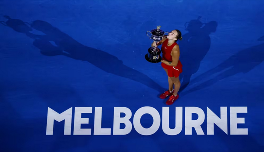 Tenis: Sabalenka aplastó a Zheng y se proclamó bicampeona, su extraña cábala que la llevó a la gloria en el Abierto de Australia