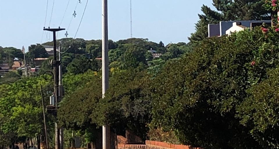 Avanza construcción de nueva línea que mejora el servicio en nueve barrios del Municipio de Apóstoles