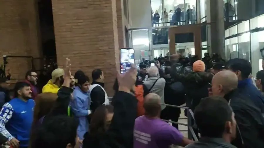 Posadas: Manifestantes de la multisectorial marcharon este jueves hacia la Legislatura Provincial, donde hubo incidentes, derribaron las vallas de seguridad que habían sido colocadas frente al edificio