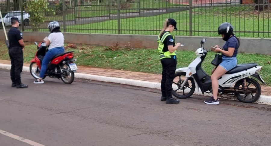 Continúan los operativos estratégicos policiales: Controles, patrullajes y diálogo con vecinos en toda la provincia de Misiones