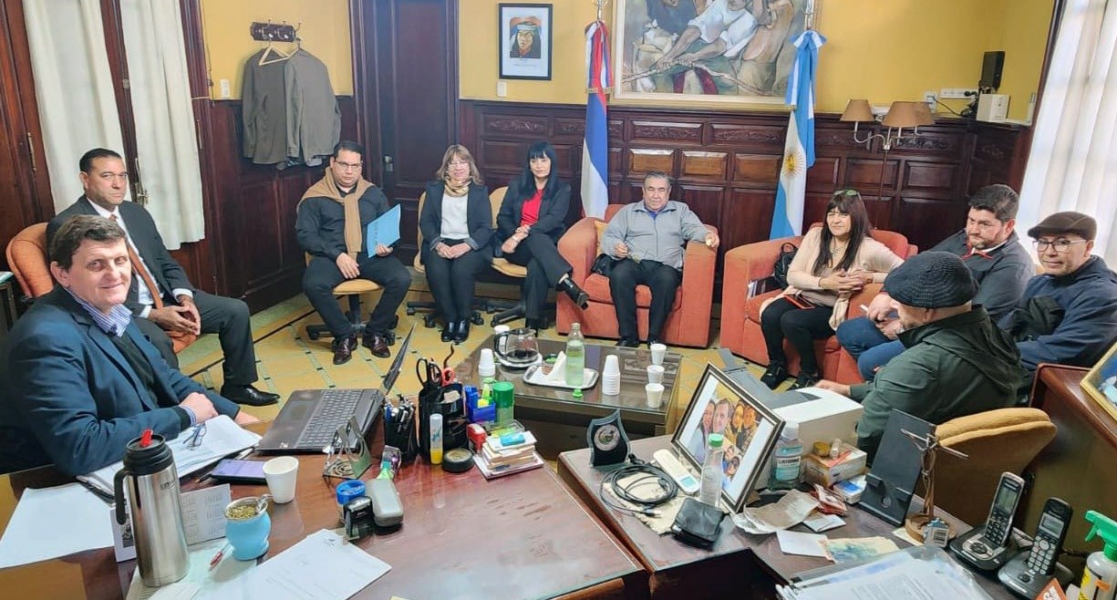 El Ministro Adolfo Safrán se reunió con representantes gremiales de; UPCN, ATE y CGT para seguir cuidando al trabajador público misionero