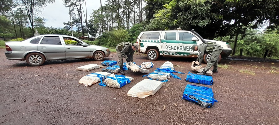 Valiéndose de las intensas lluvias, transportaba más de 280 kilos de marihuana, quien iba al mando del vehículo, un individuo de nacionalidad brasileña, evadió a los uniformados para luego abandonar el rodado y continuar a pie
