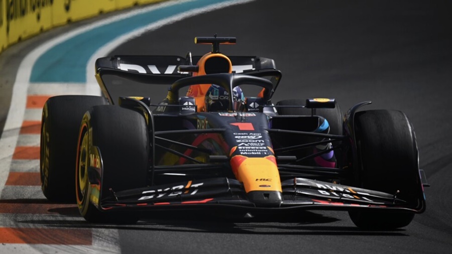 Gran Premio de Miami de Fórmula 1: Triunfo de Max Verstappen con Red Bull, tras un avance desde el noveno puesto, el podio lo completaron Sergio "Checo Pérez también con Red Bull y Fernando Alonso con el Aston Martin