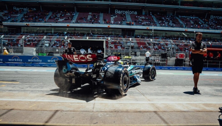 Gran Premio de España 2024 de Fórmula 1: Hamilton con Mercedes primer puesto de la segunda de las prácticas del día viernes, superando a la Ferrari de Sainz y al McLaren de Norris