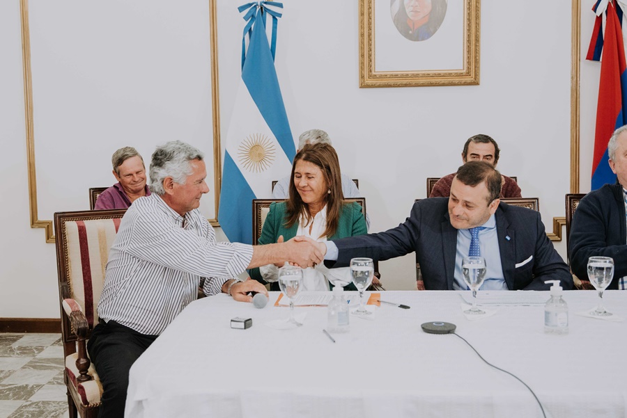 El Gobernador Herrera Ahuad acompañó la firma del convenio entre la CEUROSP de Concepción de la Sierra y Energía de Misiones