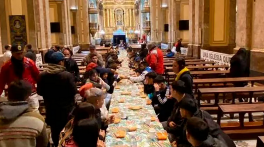 La foto de un comedor en la Catedral Metropolitana generó malestar en la Iglesia con sectores del kirchnerismo, aclararon que fue un encuentro pastoral que se hizo en el marco de la Colecta Anual de Cáritas