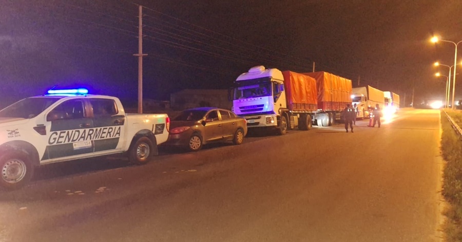Gendarmería Nacional procedió a detener la marcha de tres camiones que transportaba noventa toneladas de soja, los mismos eran custodiadas por un automóvil, el rodado que oficiaba de “puntero” se encontraba brindando un servicio de seguridad informal