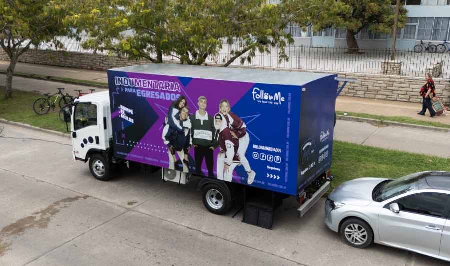 El primer showroom móvil textil del país creado por Follow Me, inició su recorrido