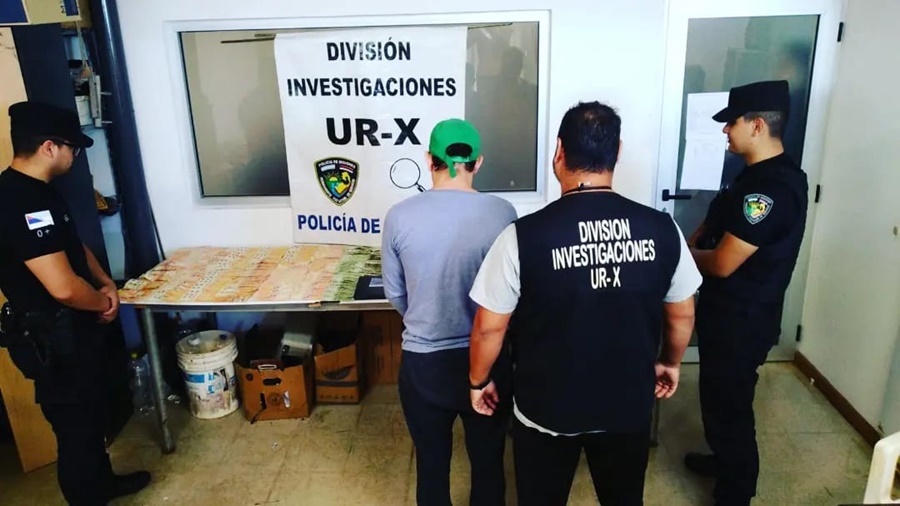 En cuatro allanamientos paralelos en Posadas, la Policía de Misiones recuperó casi 800.000 pesos y detuvo a un individuo acusado de un atraco en San Ignacio