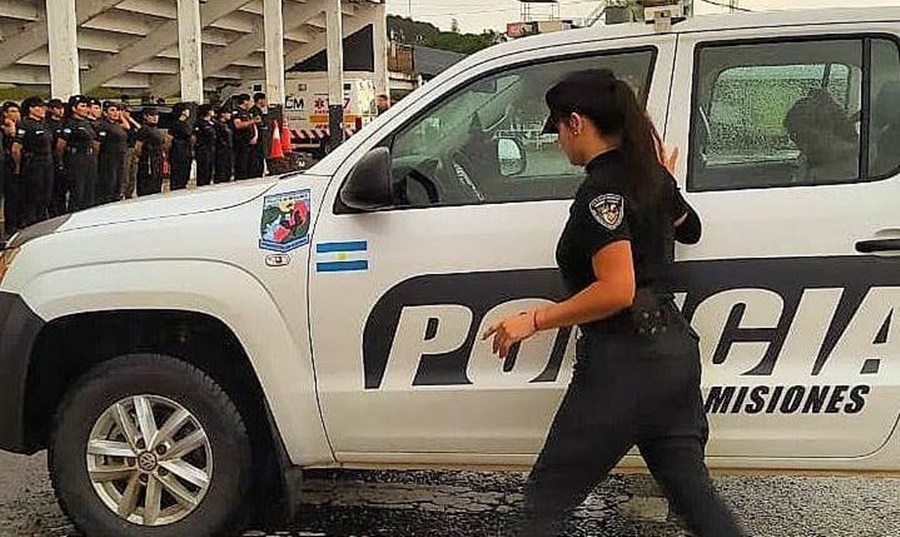 Más mujeres policías se perfeccionan en la conducción de vehículos de emergencias