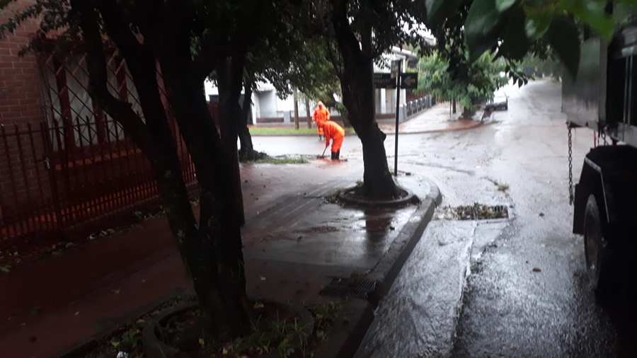 Apóstoles: Equipos de trabajo de la Municipalidad, abocados a la limpieza de sumideros y desagües debido al temporal que se abatió sobre el Municipio
