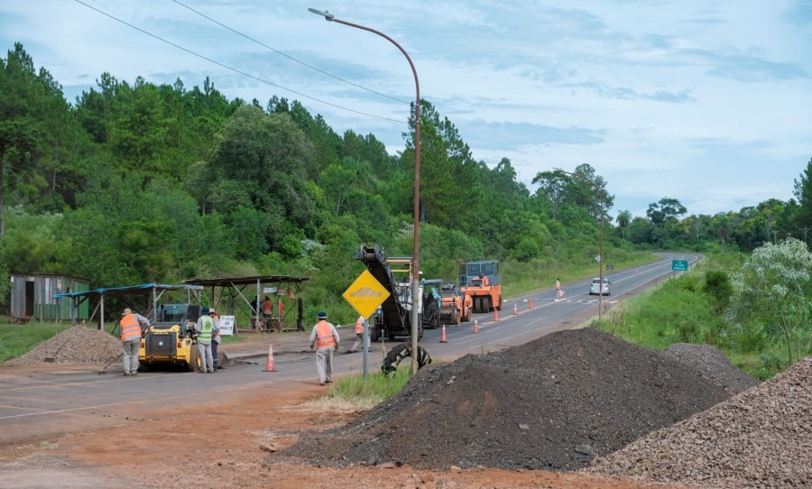Misiones: La Dirección Provincial de Vialidad trabaja en mantenimiento de la Ruta Provincial N° 103, a la altura del Municipio de Mártires