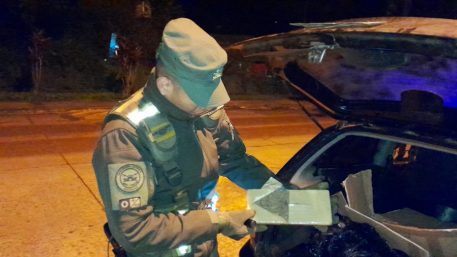 Intentaban escapar en vehículo “gemelo” cargado de marihuana