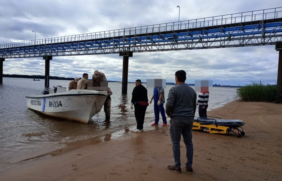 Corrientes: Efectivos de la Prefectura Naval Argentina asistieron a un hombre que se encontraba inconsciente y necesitaba atención médica urgente, en la localidad de Ituzaingó
