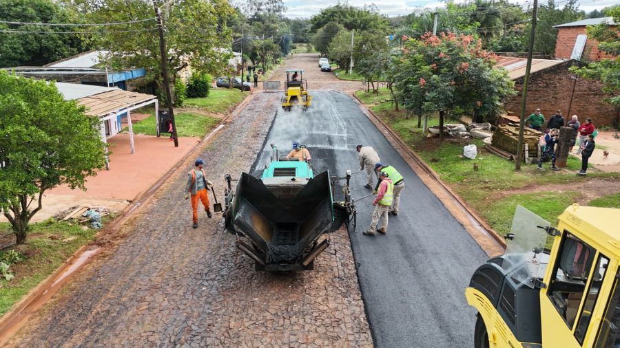 Asfalto sobre empedrados para mejorar la calidad de vida de los vecinos apostoleños