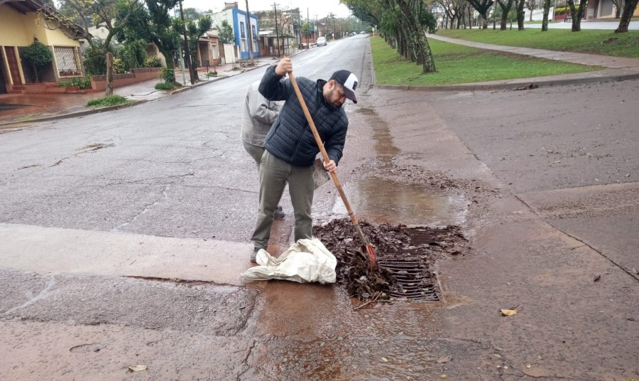 Misiones: Tras la intensa lluvia registrada en el Municipio de Apóstoles, se trabaja en limpieza de sumideros