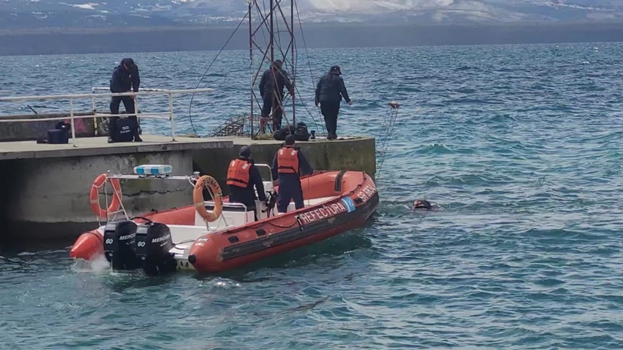 Prefectura Naval Argentina salvó la vida de una mujer de 31 años que cayó a las aguas del Lago Nahuel Huapi, en San Carlos de Bariloche