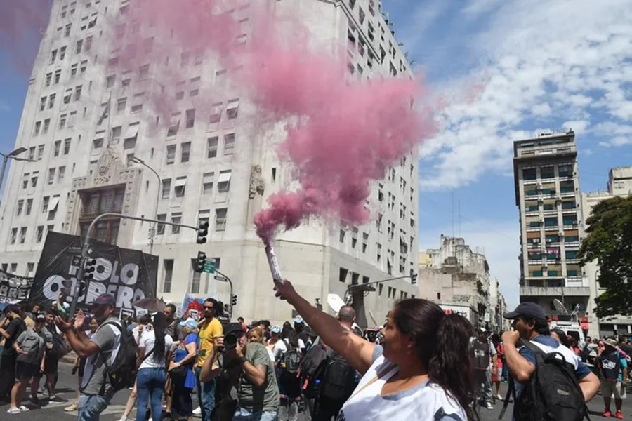 Protesta de Unidad Piquetera en C.A.B.A.,: Corte y amenaza de acampe en la 9 de Julio por planes Potenciar Trabajo