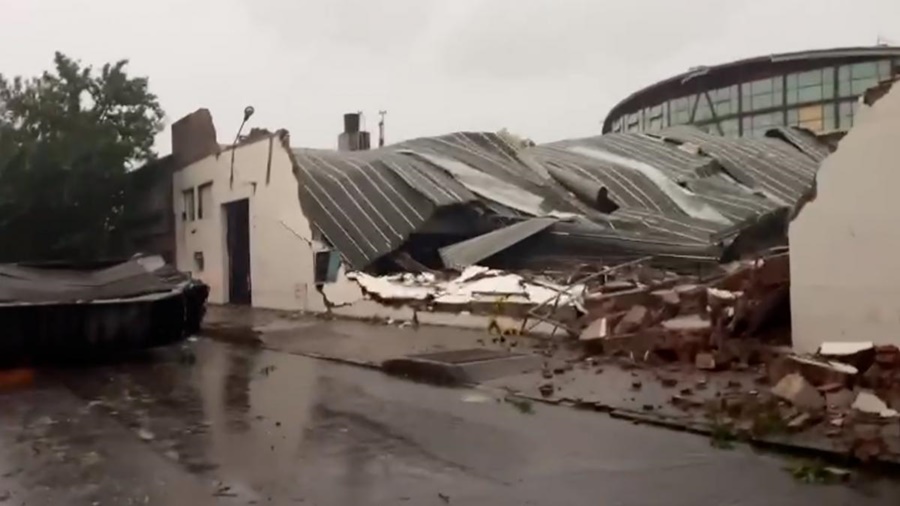 Ráfagas de viento de casi 150 km/h: Al menos 13 muertos, varios heridos y voladura de techos por el fuerte temporal en Bahía Blanca