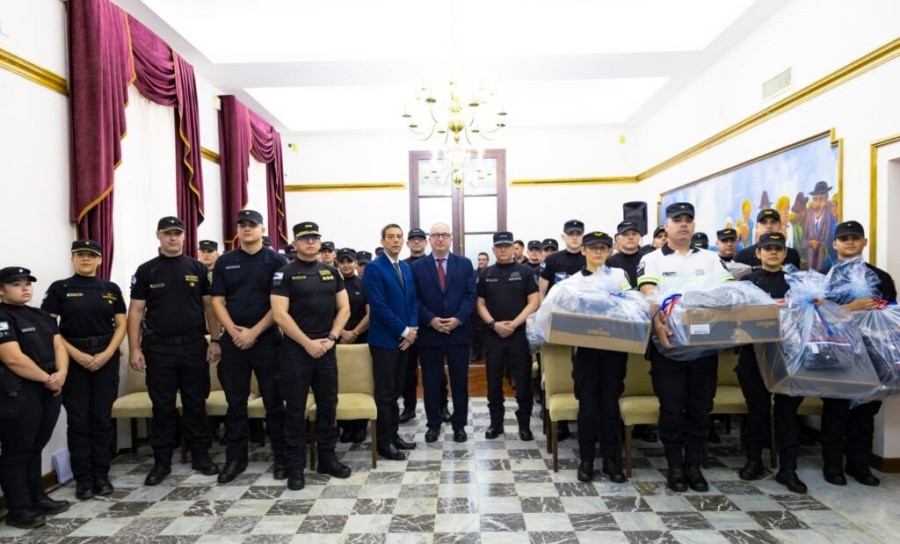 Entregaron diez mil uniformes al personal de la Policía de Misiones: Este equipamiento busca fortalecer las tareas de seguridad en la provincia
