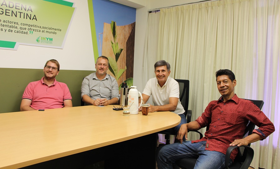 Reunión entre el Presidente del INYM y el Cacique de la Aldea Ara Pyau