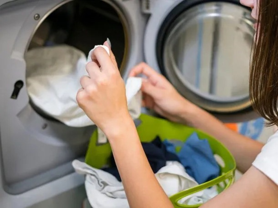 Trucos caseros: El secreto para que tus prendas salgan más limpias del lavarropas