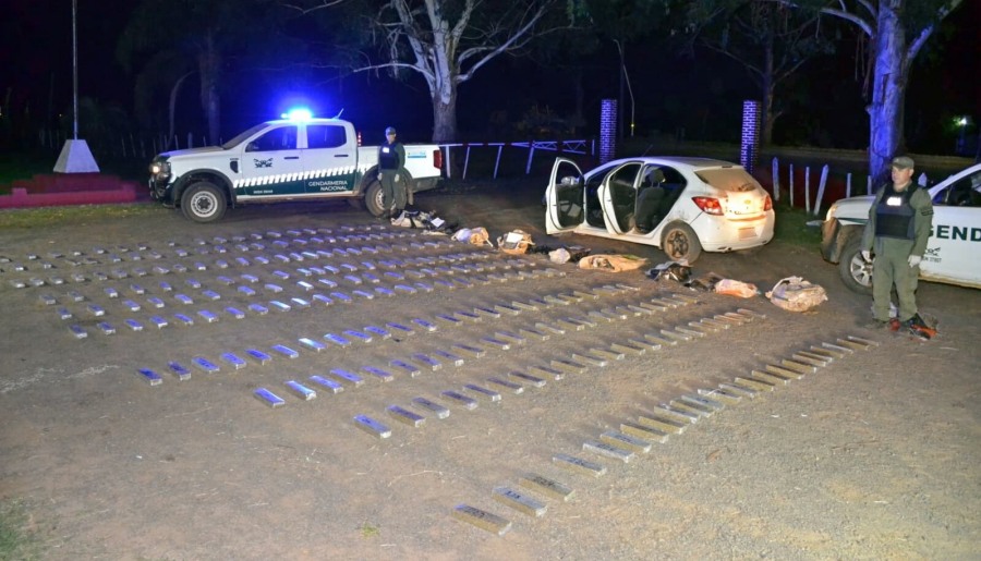 Automóvil que arremetió control llevaba más de 190 kilos de marihuana: Un móvil de Gendarmería Nacional fue embestido por el rodado implicado