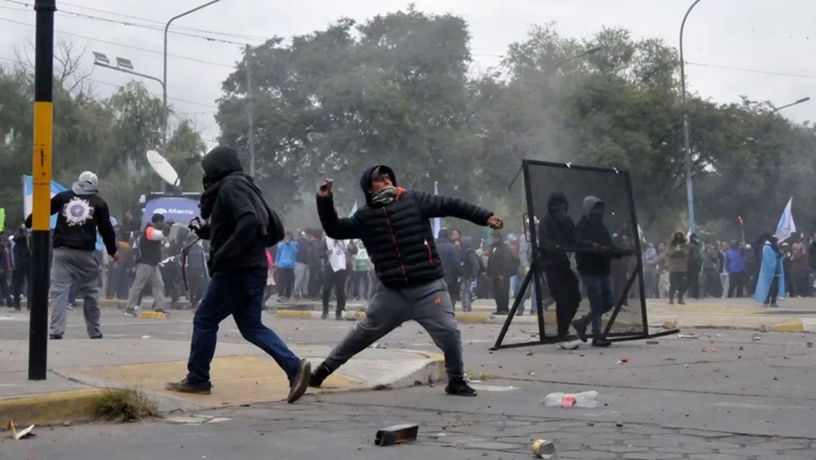 Reforma en Jujuy: Intentaron tomar y quemar la Legislatura cuando se aprobaba la nueva Constitución
