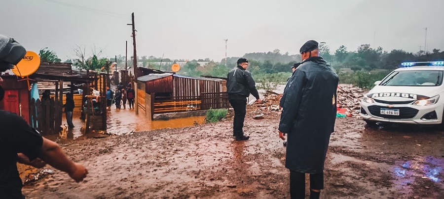 Policías de Misiones asistieron a las familias que fueron afectadas debido a las intensas lluvias