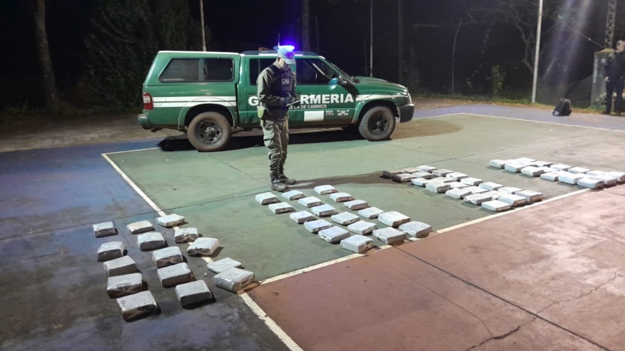 Gendarmería Nacional halló acopio de marihuana, los bultos que contenían el estupefaciente estaban ocultos en una zona montuosa