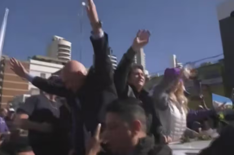 Campaña violenta en Lomas de Zamora: Atacaron a la caravana del Presidente Javier Milei y la seguridad debió evacuarlo, los Libertarios denunciaron que el ataque provino de militantes peronistas