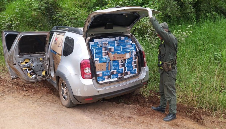 Un vehículo SUV robado era utilizada para transportar más de 18 mil paquetes de cigarrillos, su conductor evadió un dispositivo de control, abandonando el rodado después de varios kilómetros