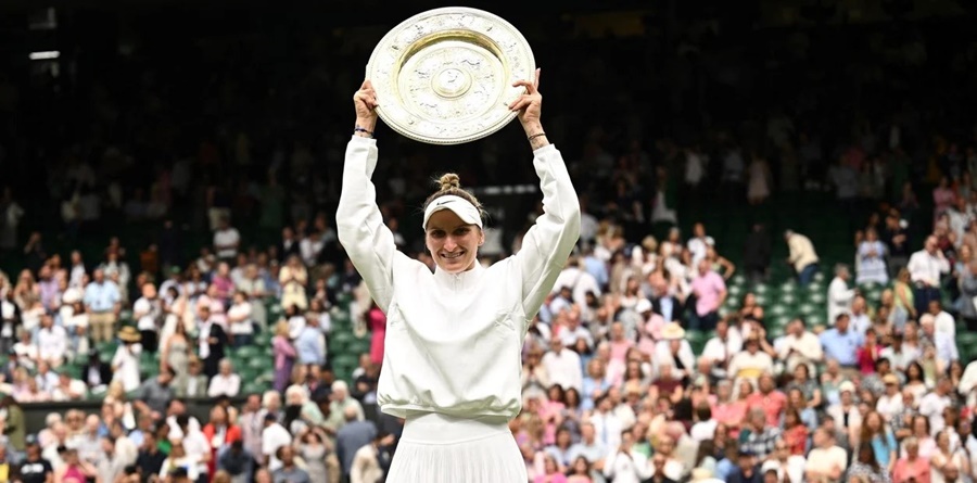 Tenis: Marketa Vondrousova, reina de Wimbledon por primera vez, venció a Jabeur y marcó un hito en La Catedral